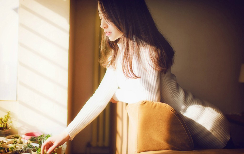 血腥的气息此刻才弥漫开来，一群世家子弟面色难看的看着那个出头阻拦的家主就这么横尸街头，身上至少插了七八根箭簇，每一根都是刺穿了要害，鲜血仿佛都要流干了，再扭头看向吕征，那个一脸儒雅的少年此刻面对如此血腥的场面，却没有半点不适，依旧在这里跟庞统等人谈笑风生。